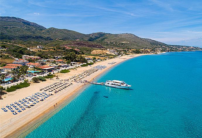 Crystal clear waters at Skala Beach . - Villa Yeraki . (Галерея фотографий) }}