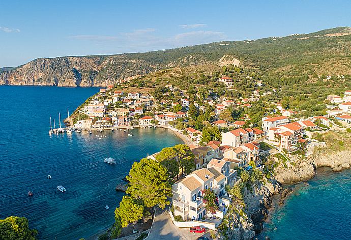 The colourful seaside town of Assos . - Villa Yeraki . (Галерея фотографий) }}