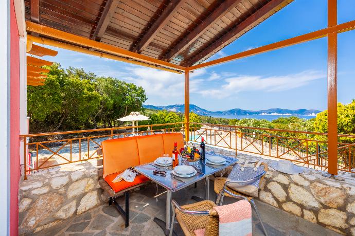 Sheltered terrace area . - Villa Yeraki . (Photo Gallery) }}
