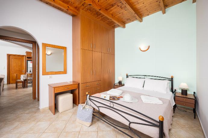 Double bedroom with en suite bathroom and A/C . - Villa Yeraki . (Photo Gallery) }}