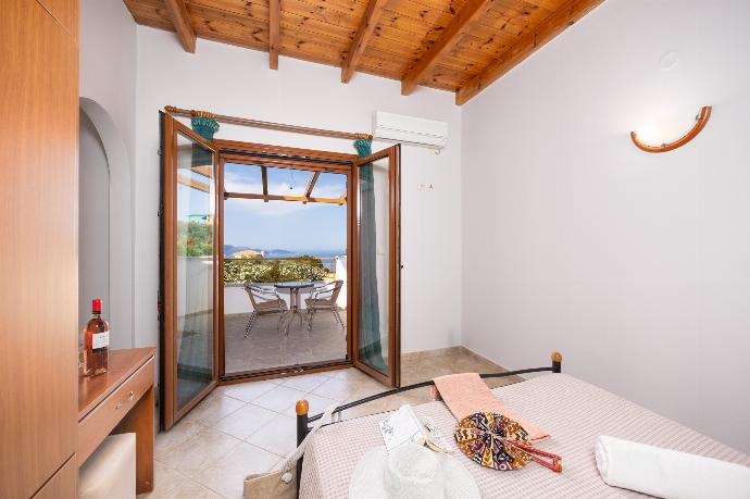 Double bedroom with en suite bathroom and A/C . - Villa Yeraki . (Photo Gallery) }}
