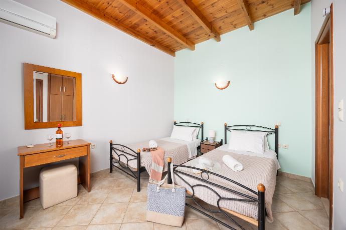 Twin bedroom with en suite bathroom and A/C . - Villa Yeraki . (Photo Gallery) }}