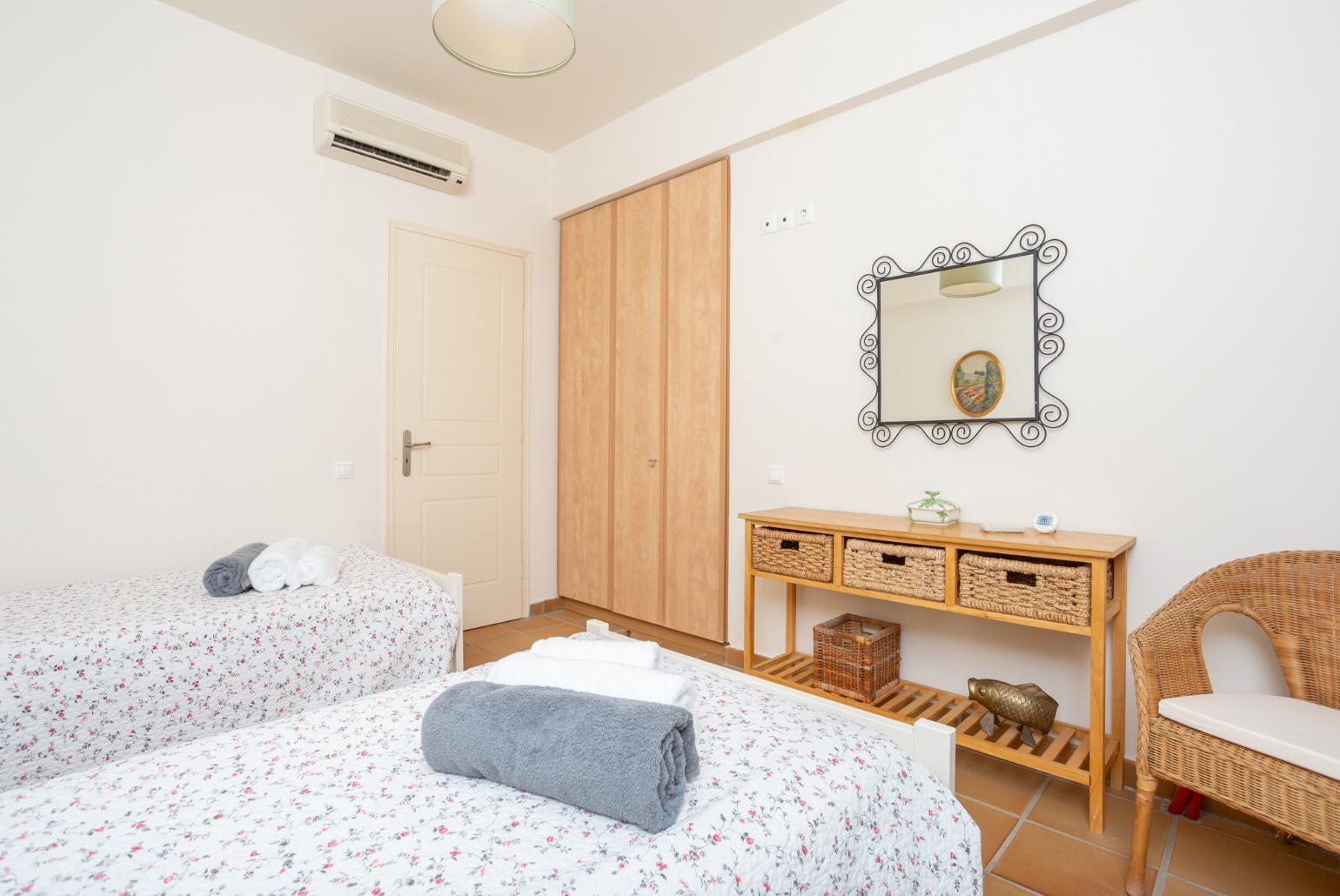 Twin bedroom with A/C and terrace access