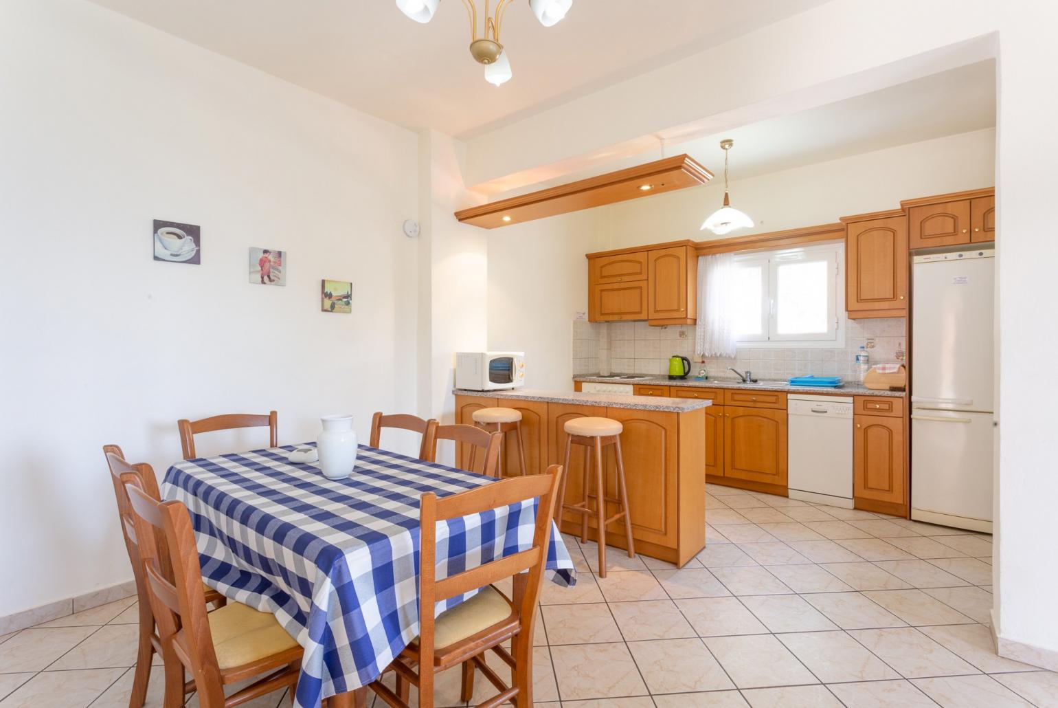 Dining area and equipped kitchen