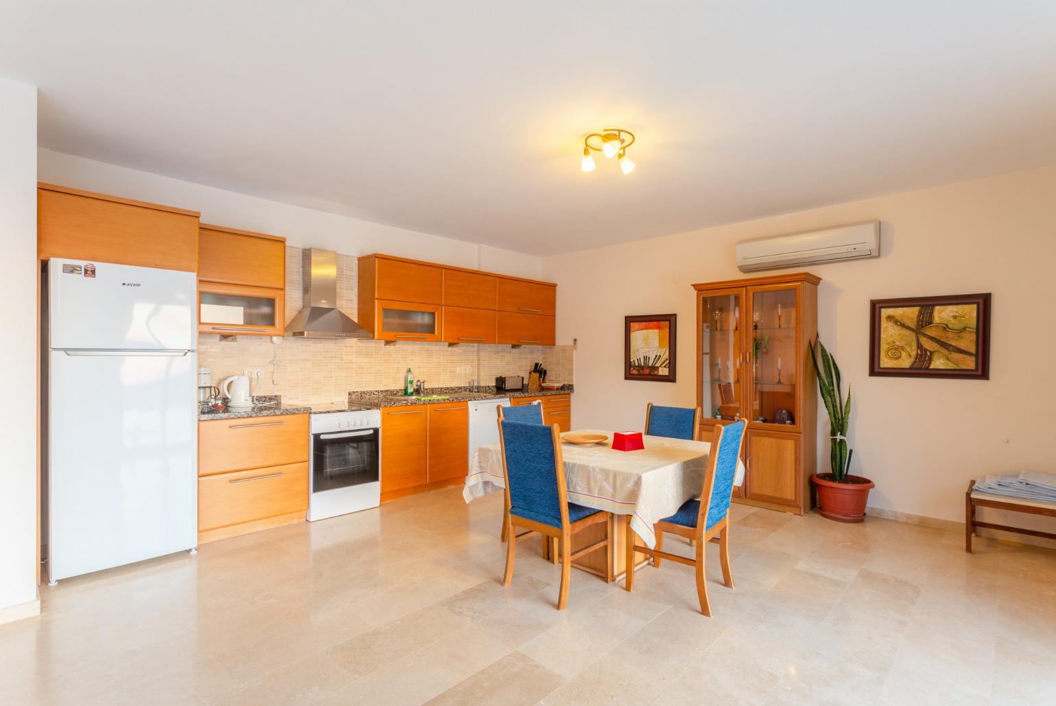 Dining area and equipped kitchen