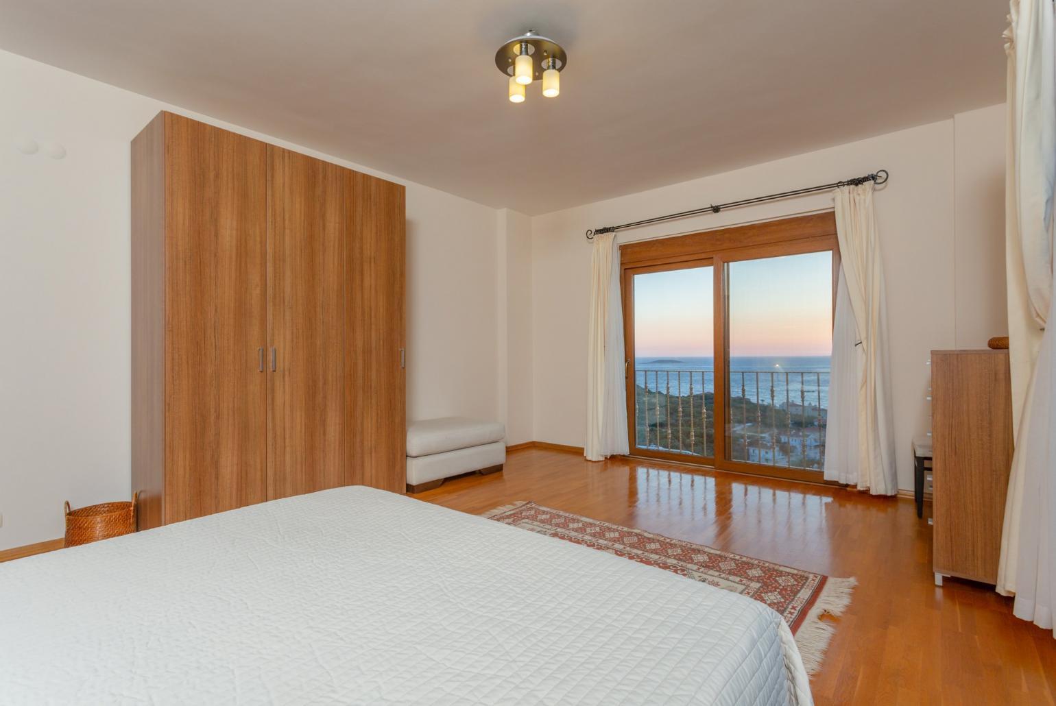 Double bedroom with en suite bathroom, A/C, and panoramic sea views