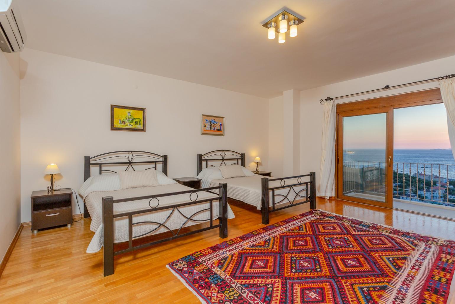 Twin bedroom with en suite bathroom, A/C, and panoramic sea views