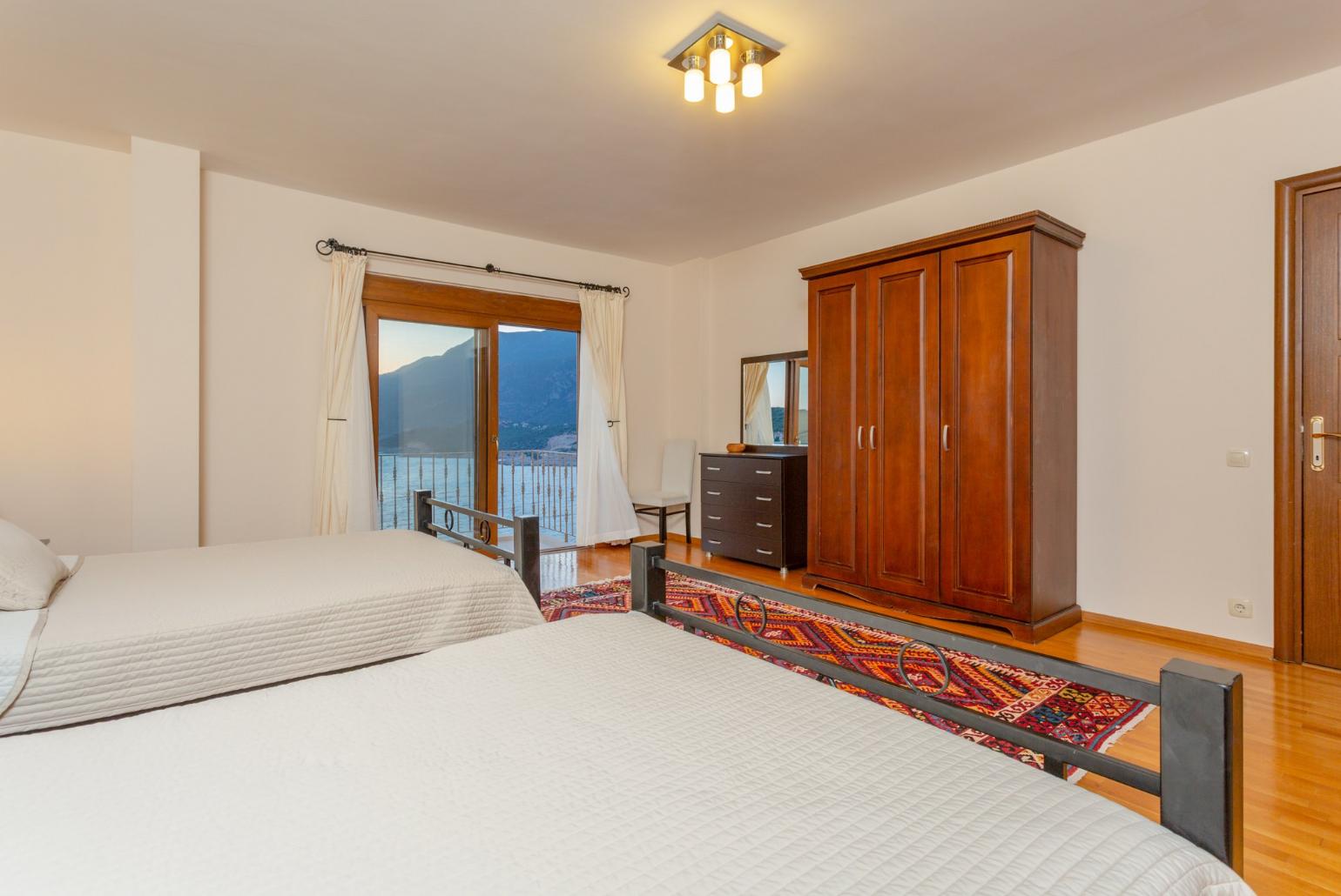 Twin bedroom with en suite bathroom, A/C, and panoramic sea views