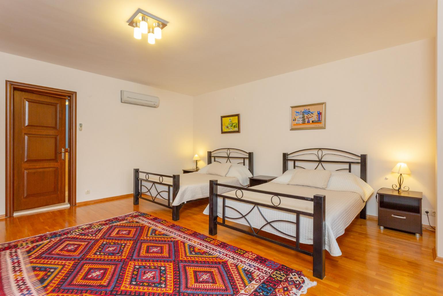 Twin bedroom with en suite bathroom, A/C, and panoramic sea views