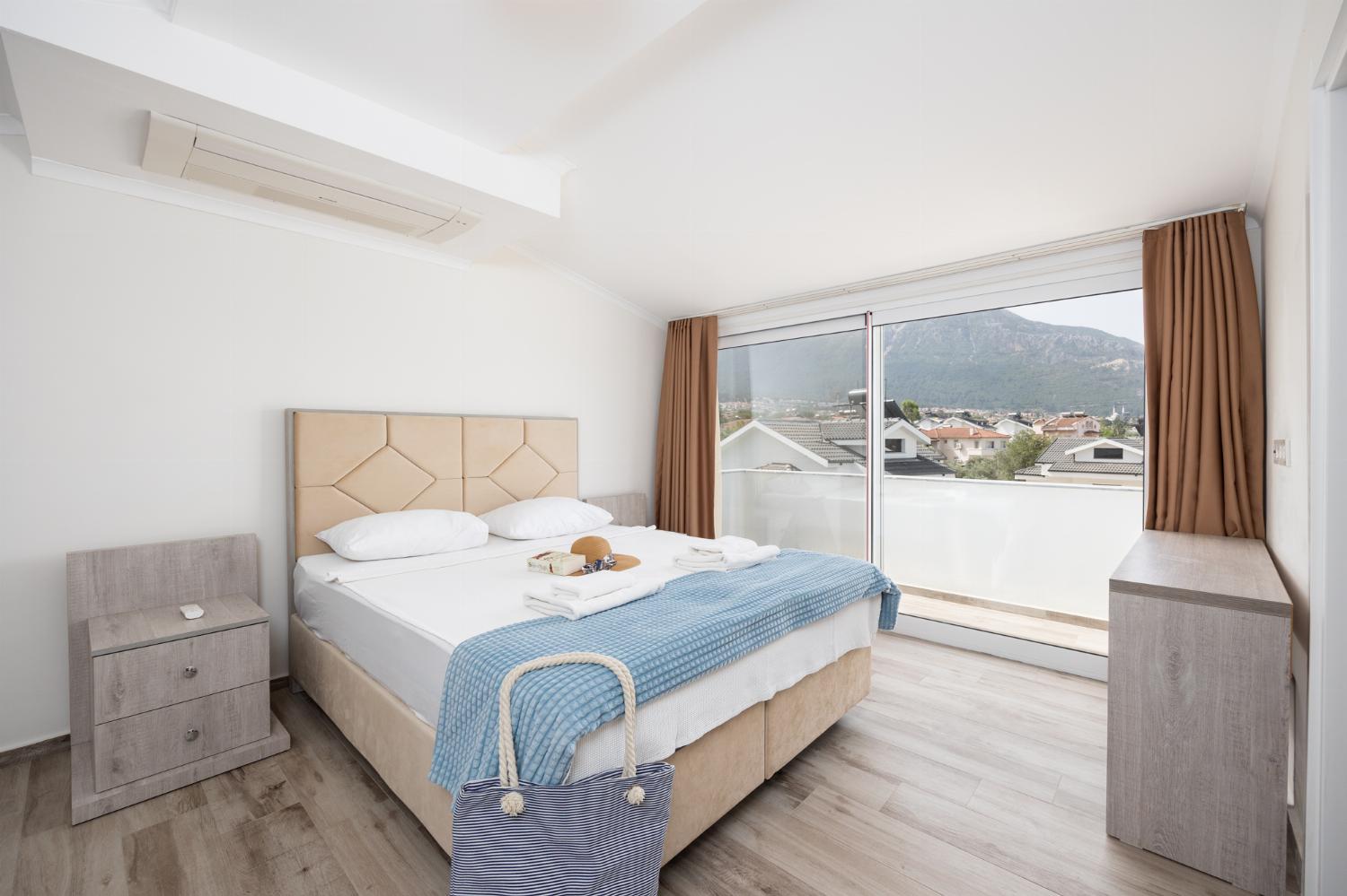 Double bedroom with en suite bathroom and A/C