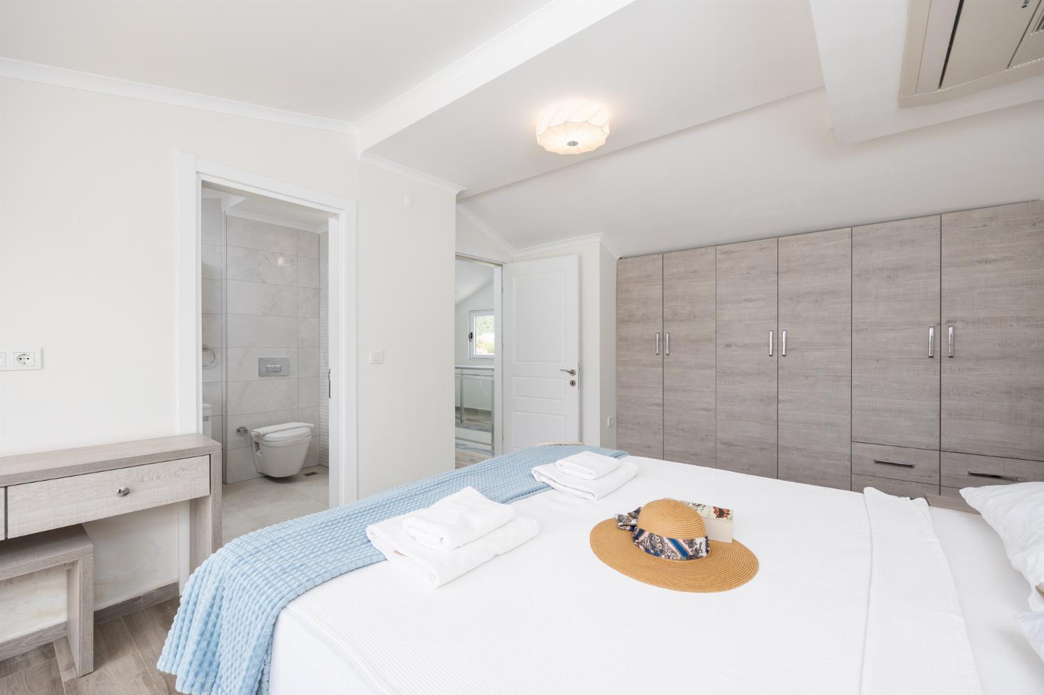 Double bedroom with en suite bathroom and A/C