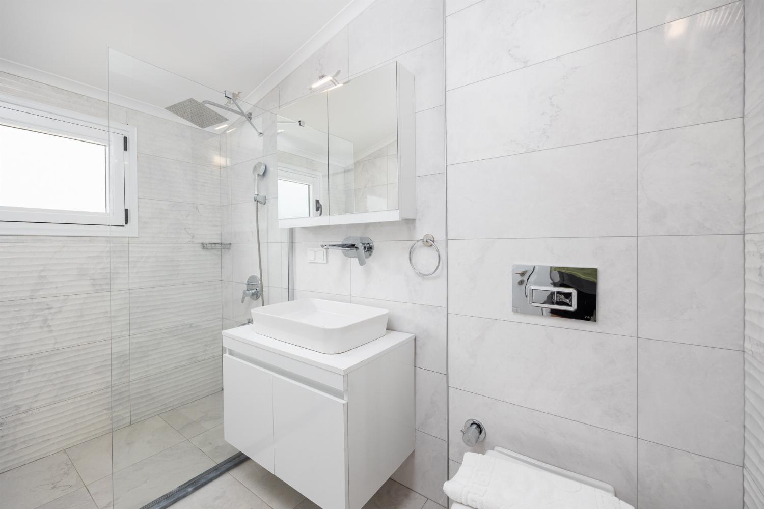 En suite bathroom with shower