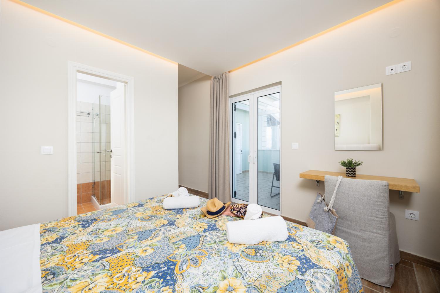 Twin bedroom with en suite bathroom, A/C, and sea views