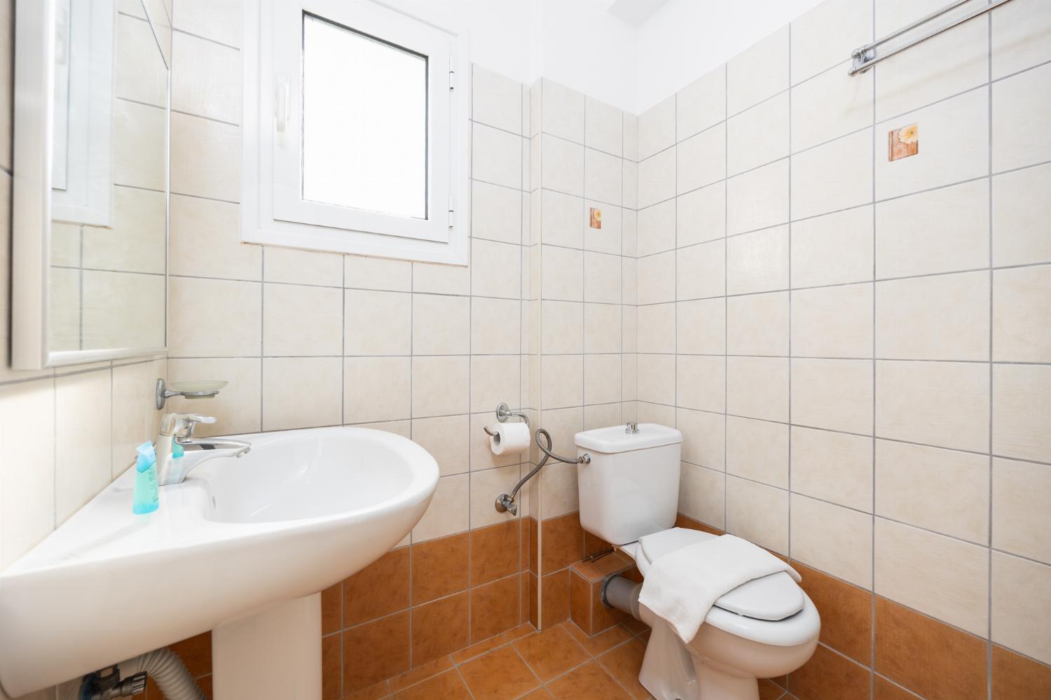 En suite bathroom with shower