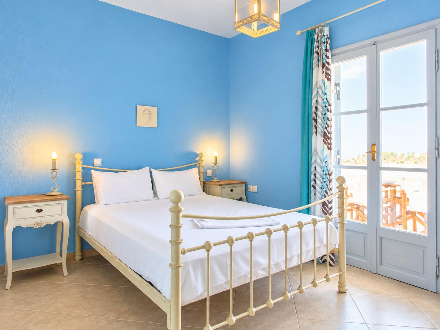Double bedroom with A/C, en suite bathroom and terrace access
