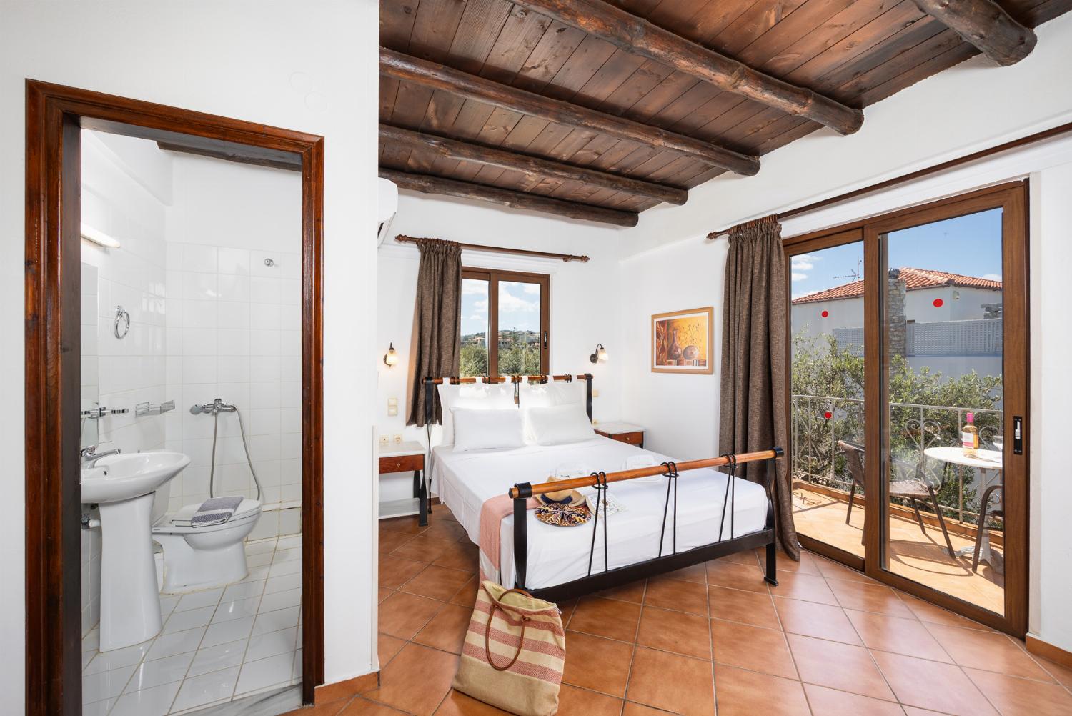 Double bedroom with en suite bathroom and A/C