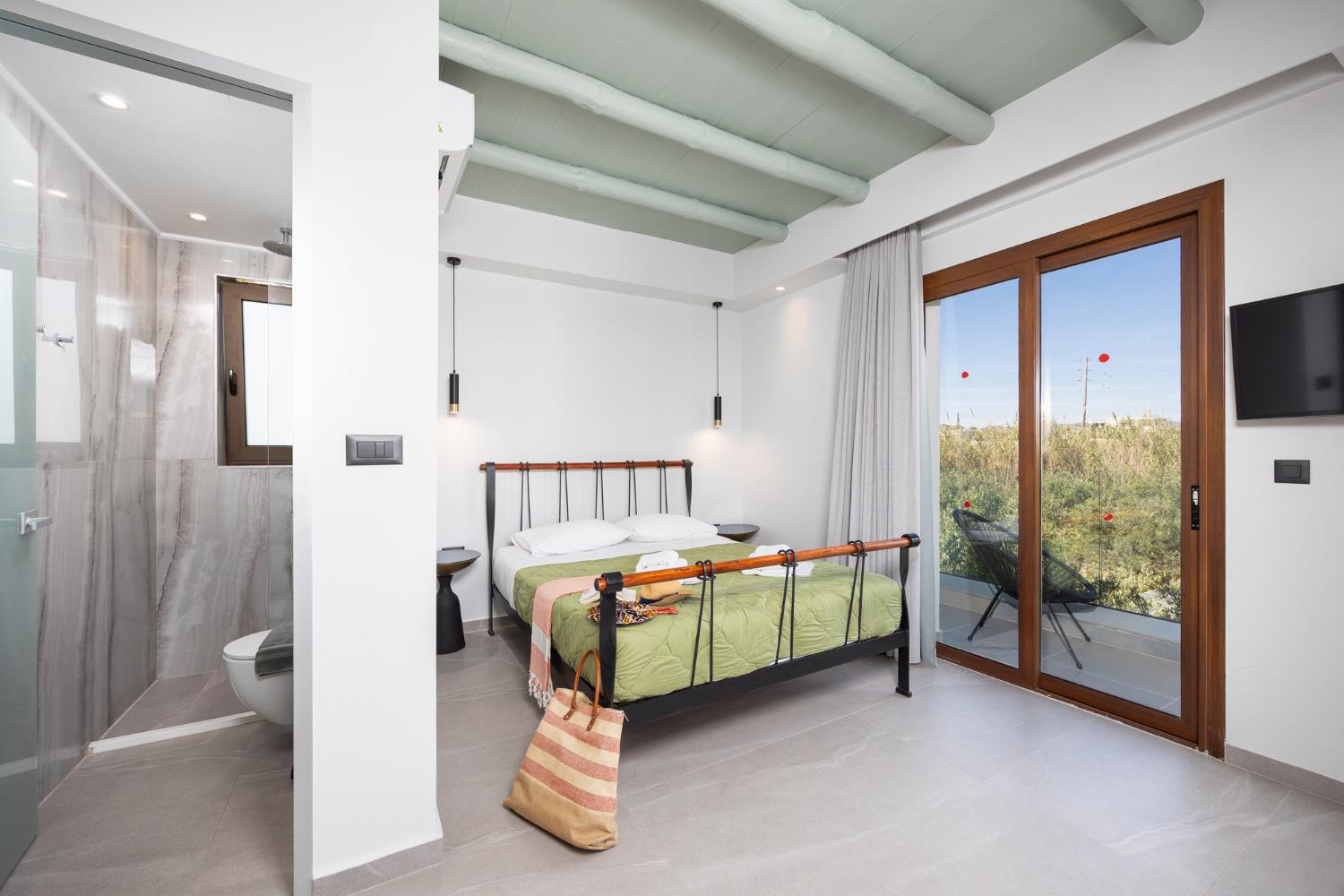Double bedroom with en suite bathroom and A/C