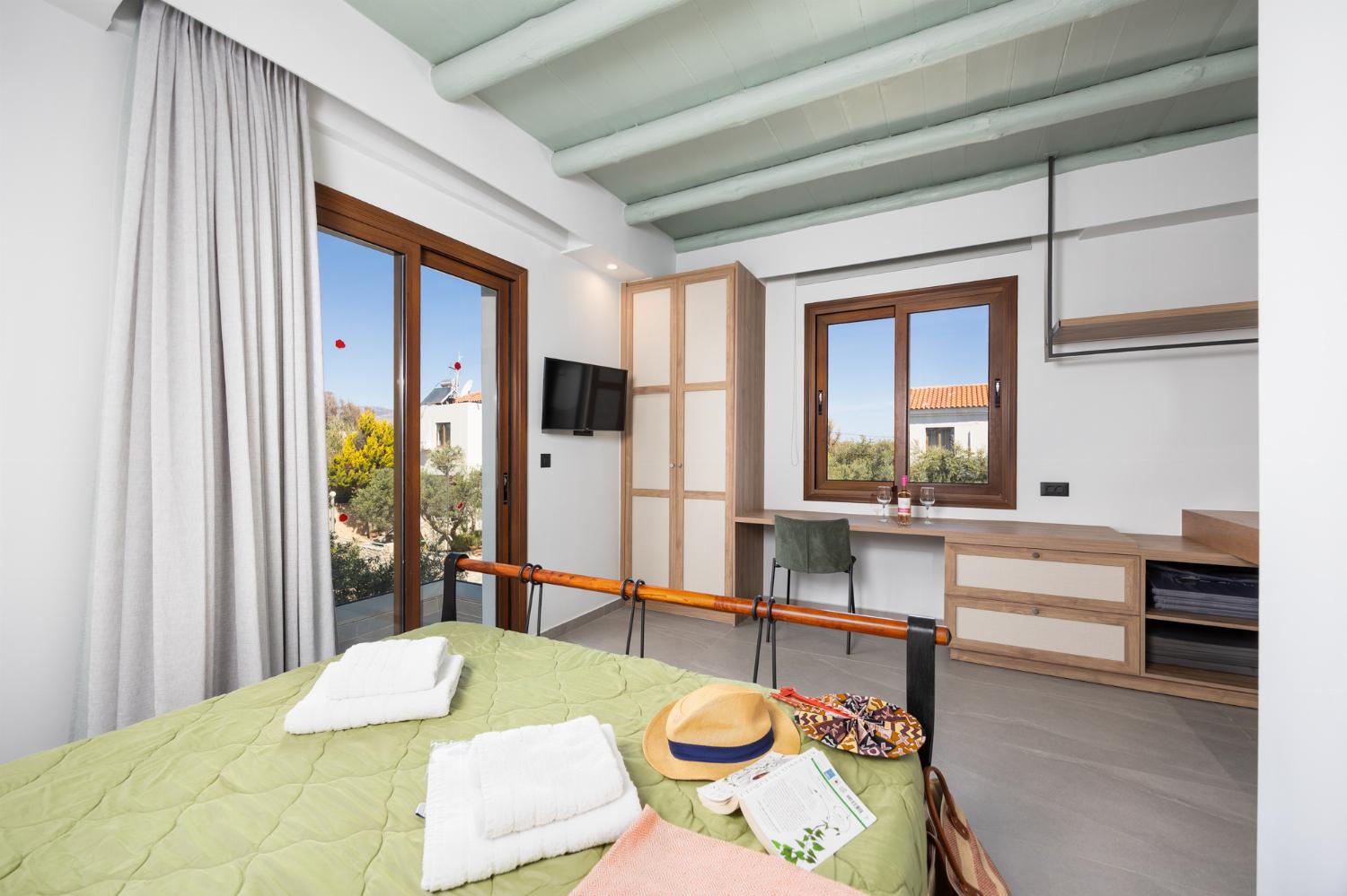 Double bedroom with en suite bathroom and A/C