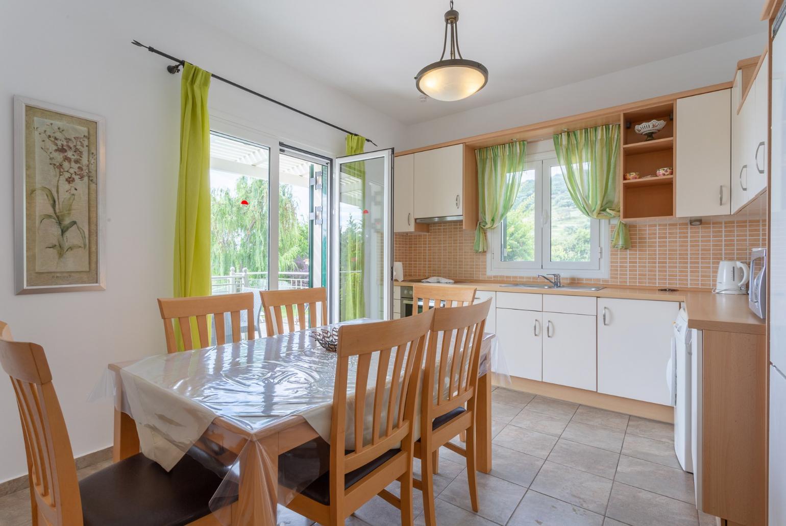 Dining area and equipped kitchen