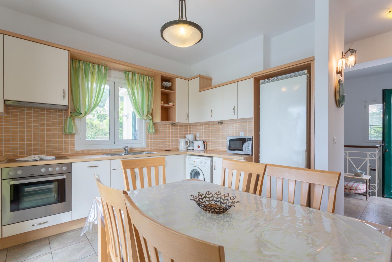 Dining area and equipped kitchen