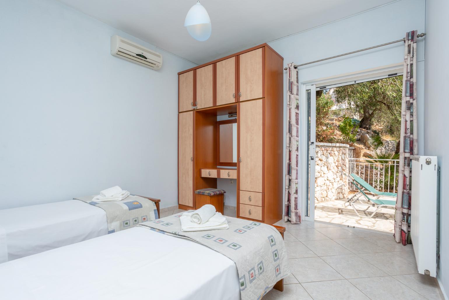 Twin bedroom with A/C and upper terrace access with sea views