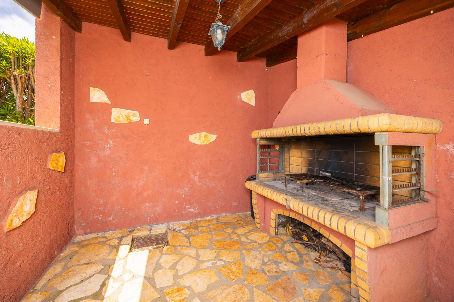 Sheltered terrace area with BBQ