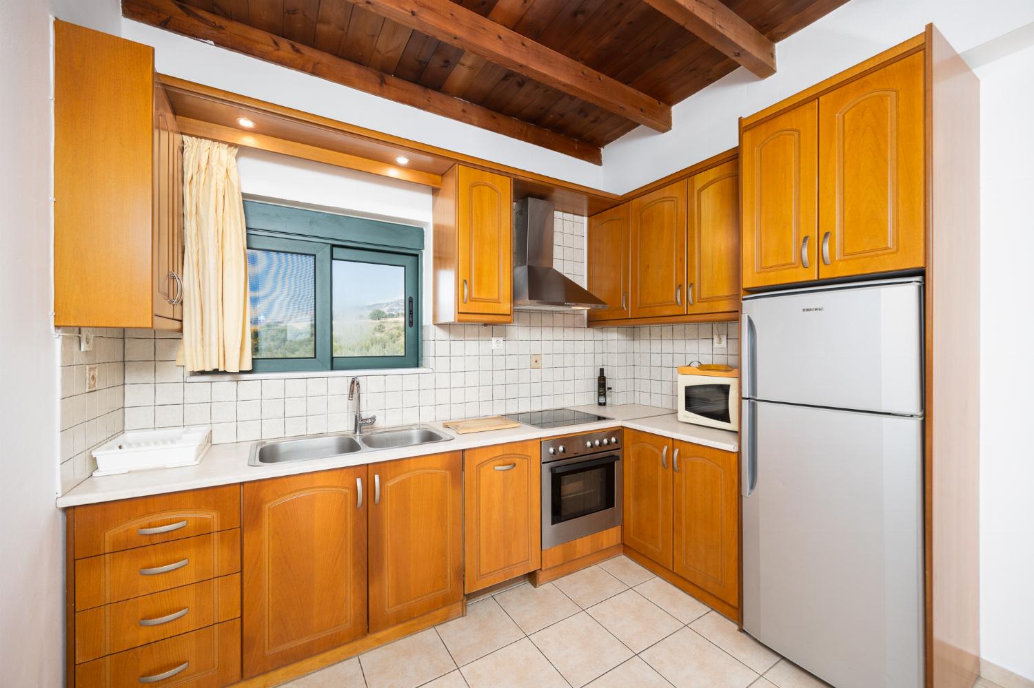 Upper unit: equipped kitchen