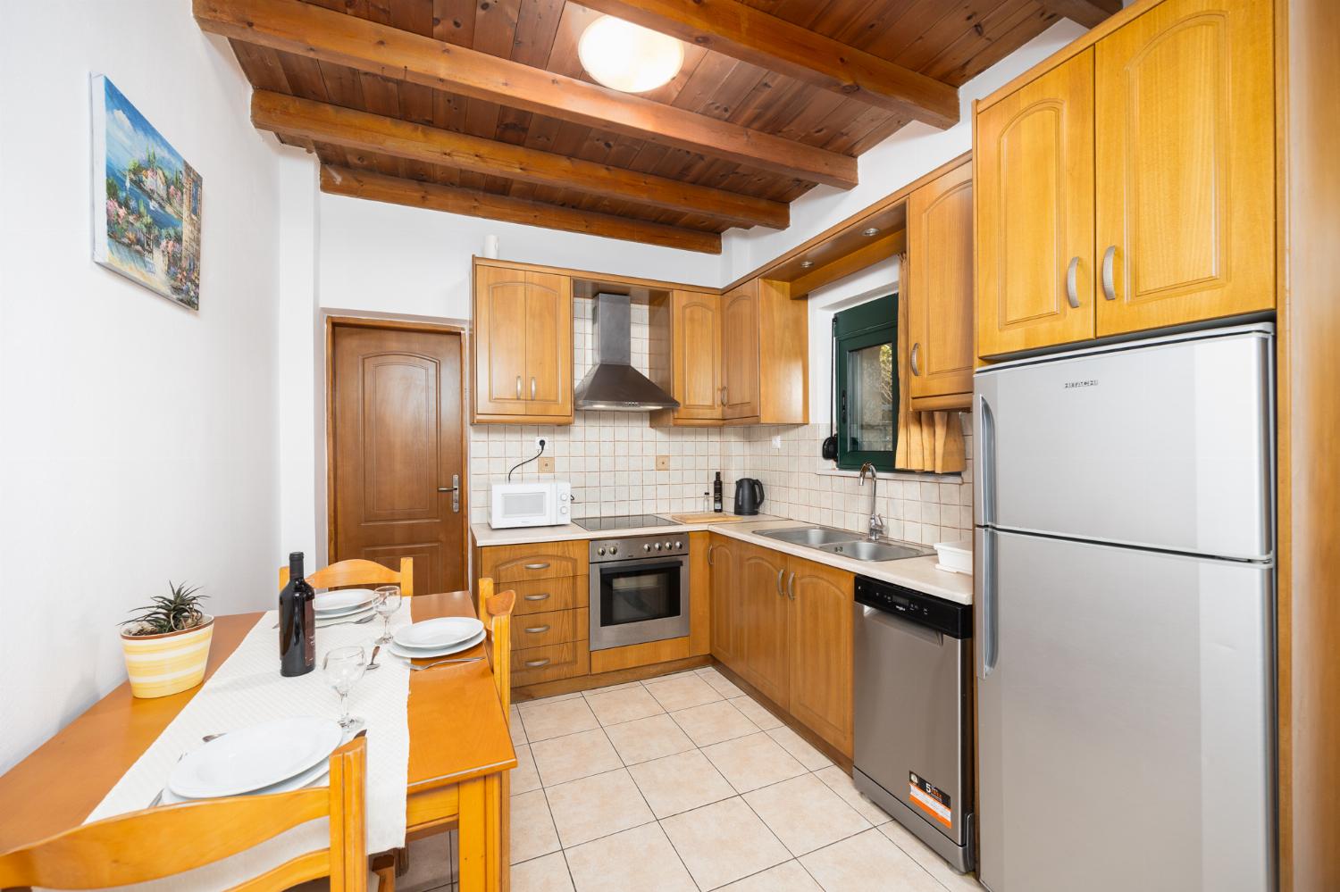Lower unit: equipped kitchen