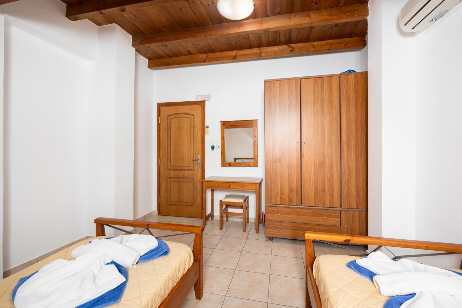 Lower unit: twin bedroom with A/C