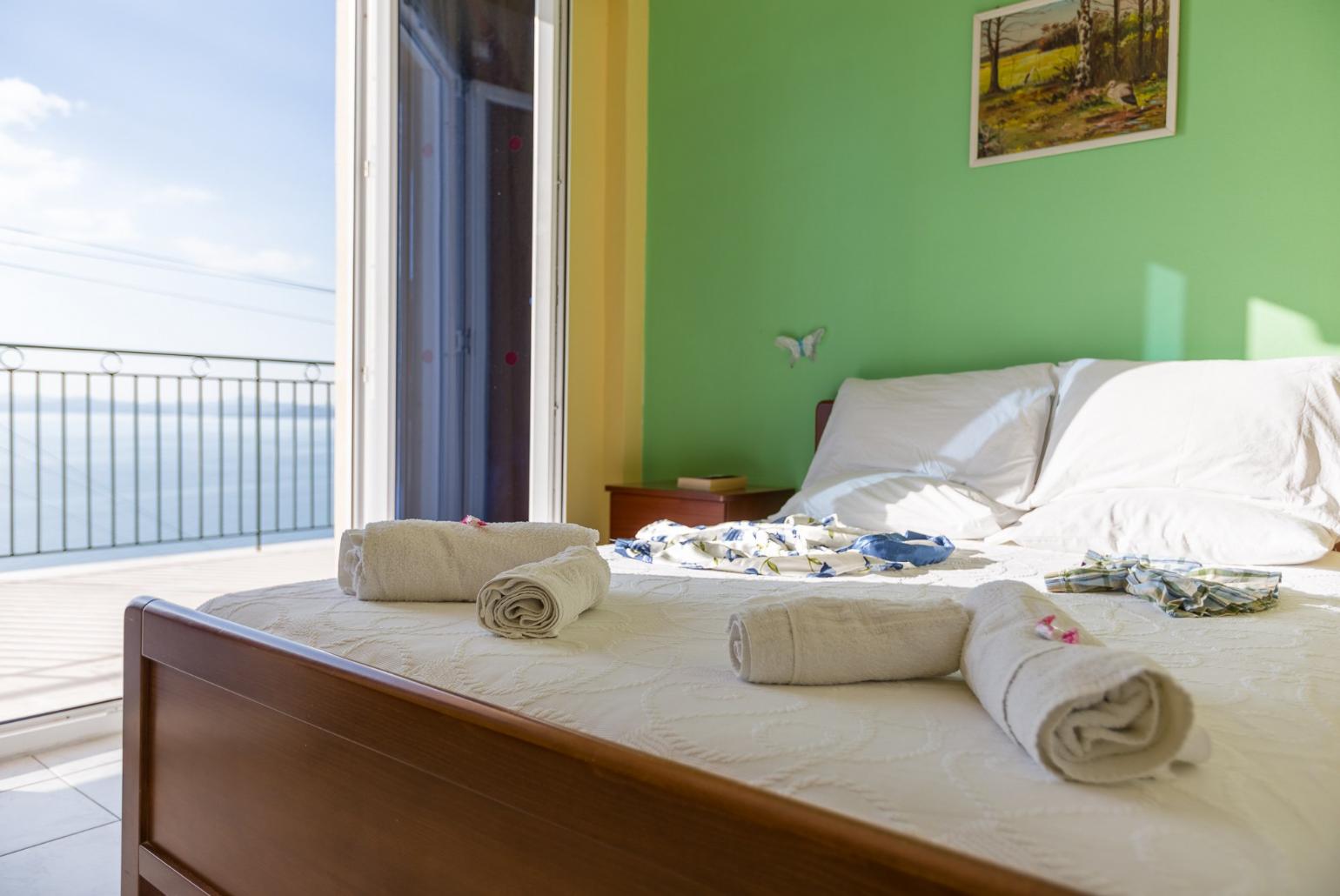 Double bedroom with balcony access