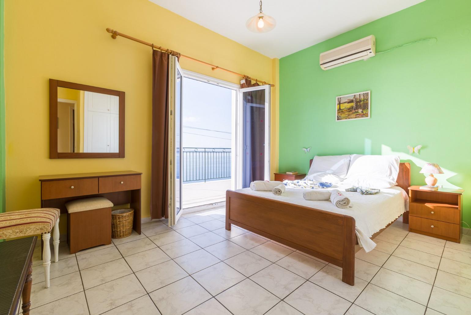 Double bedroom with balcony access