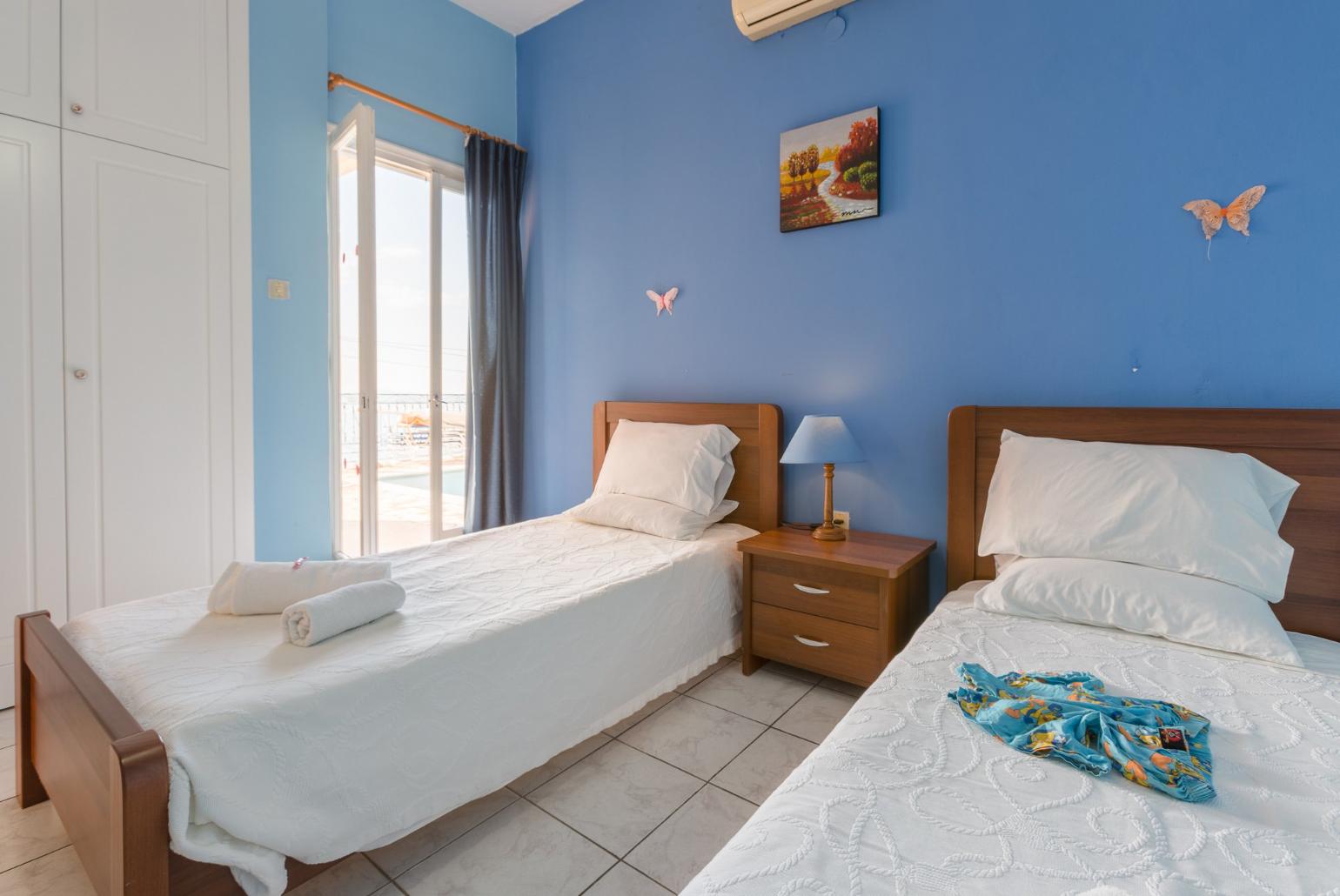 Twin bedroom 