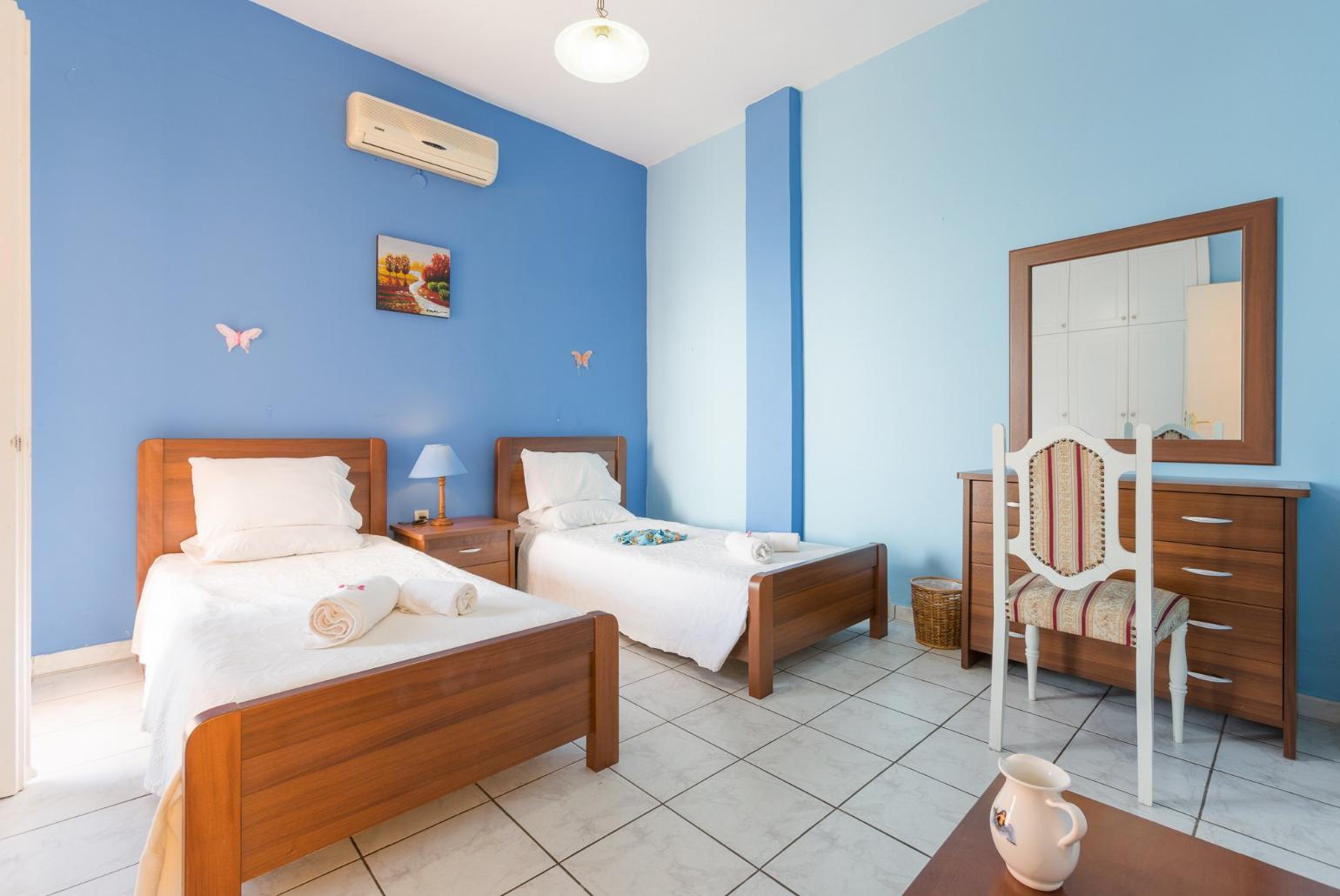 Twin bedroom 
