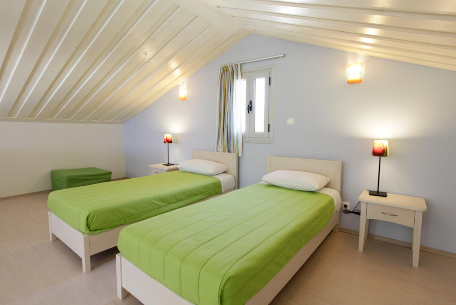 Twin bedroom with A/C