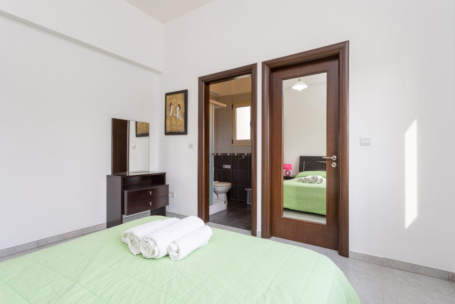 Double bedroom with en suite bathroom, A/C, and terrace access