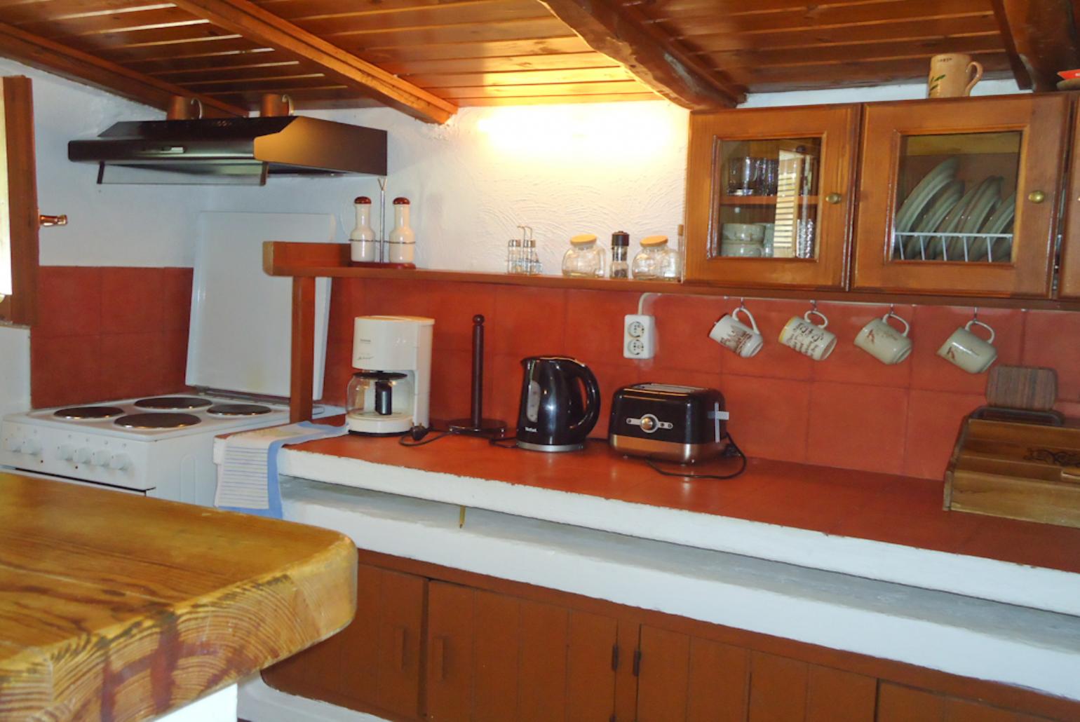 Equipped kitchen with breakfast bar