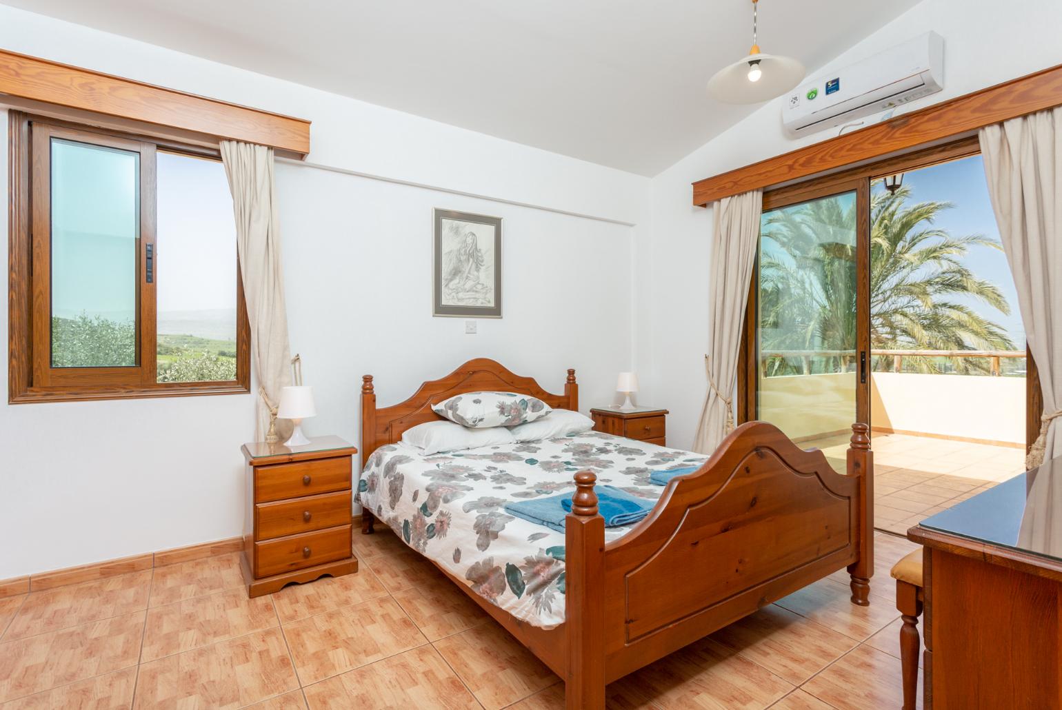 Double bedroom with en suite bathroom, A/C, and upper terrace access