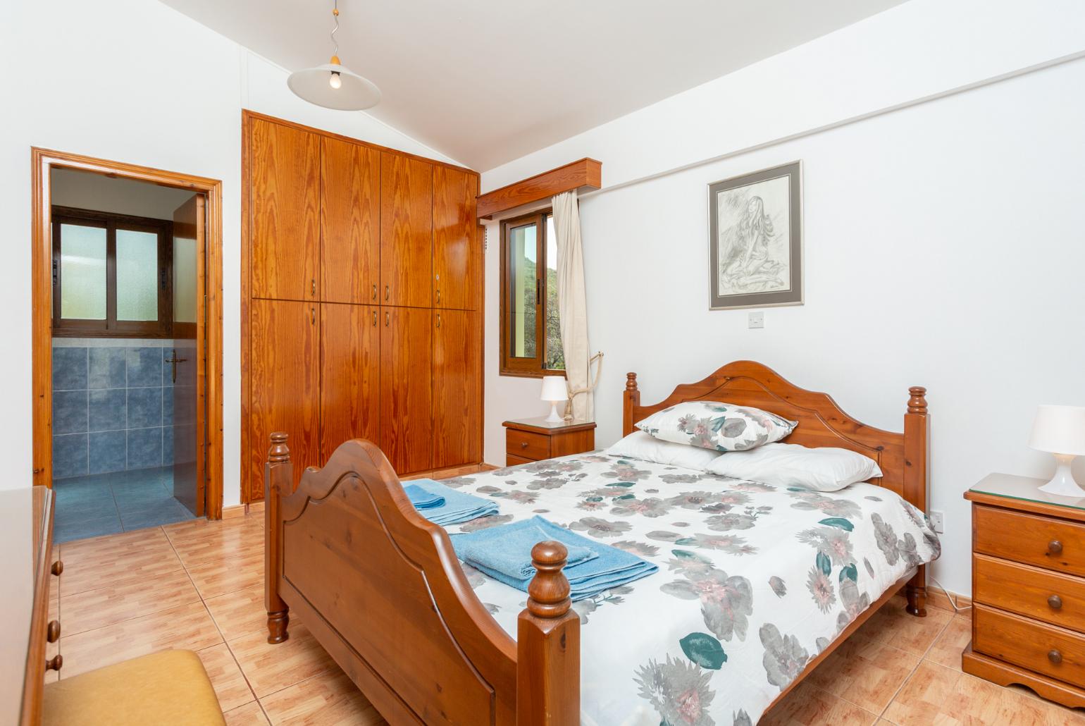 Double bedroom with en suite bathroom, A/C, and upper terrace access