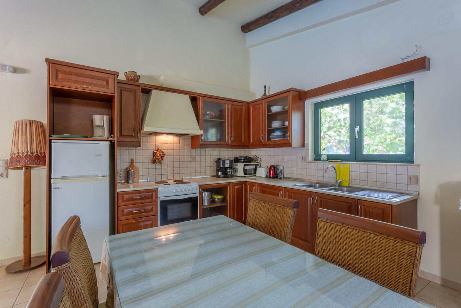 Dining area and equipped kitchen