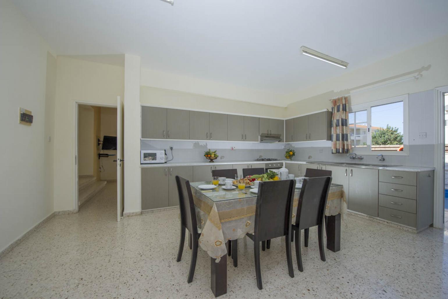 Equipped kitchen and dining area