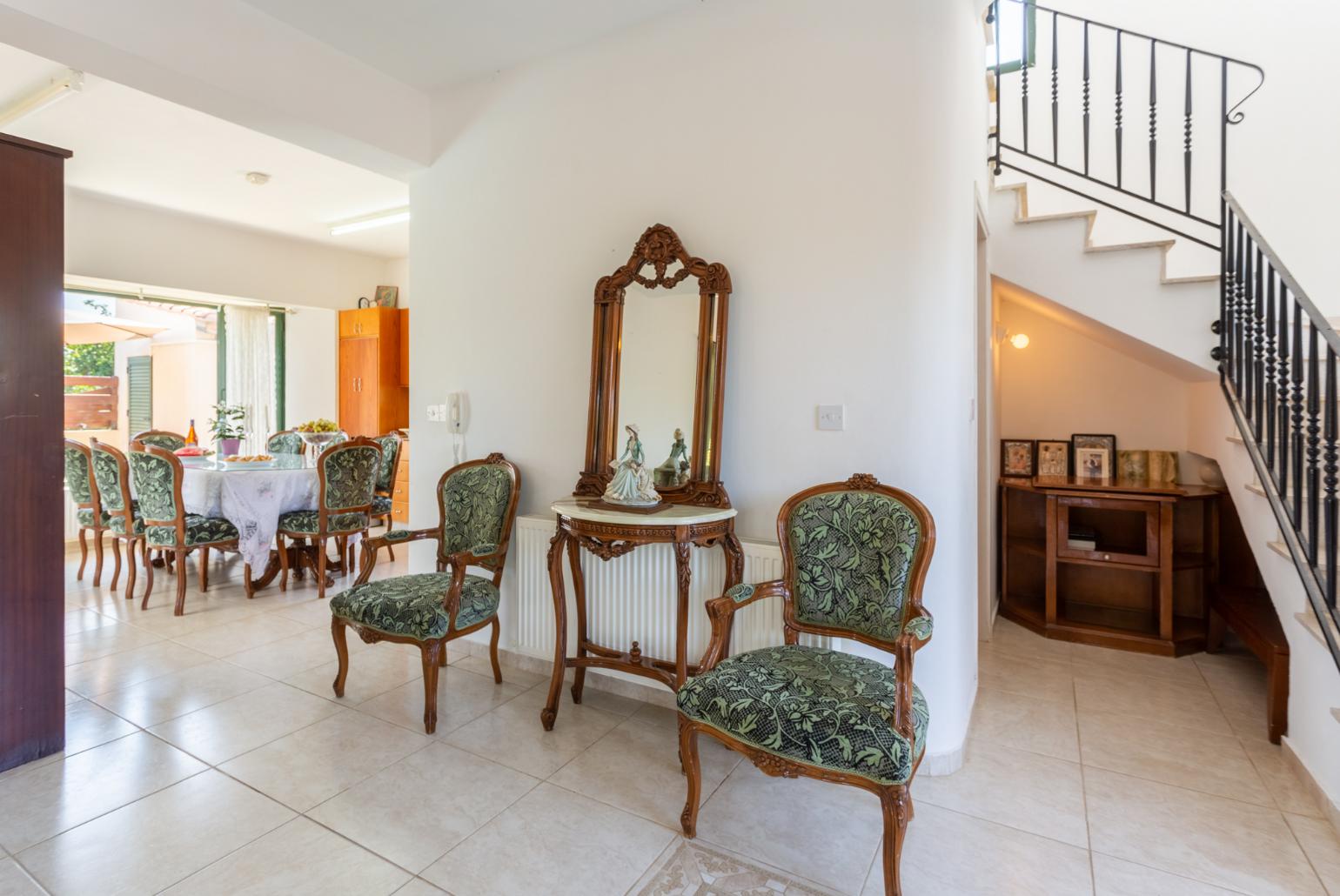 Open-plan living room with sofas, dining area, kitchen, ornamental fireplace, A/C, WiFi internet, satellite TV, and terrace access