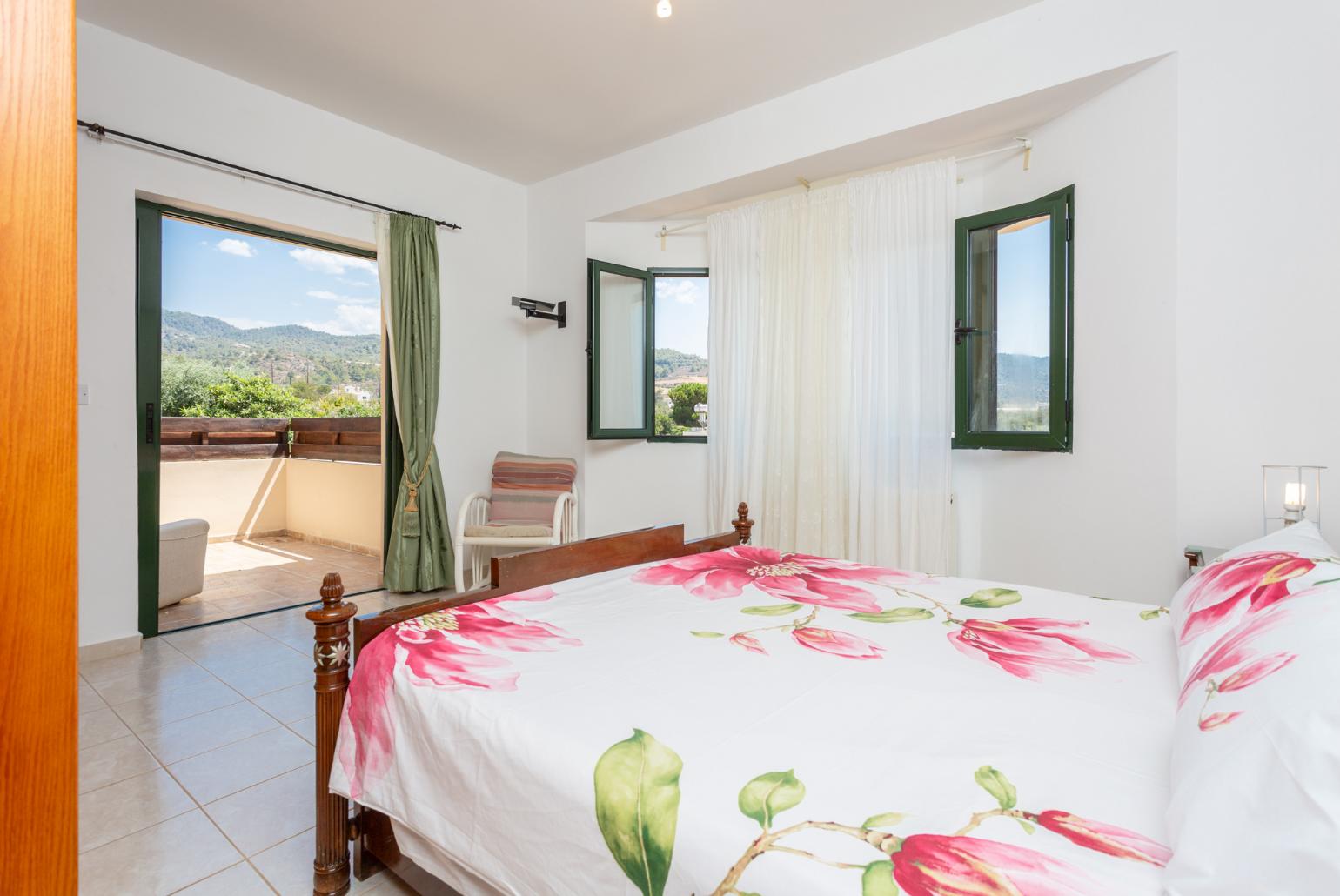 Double bedroom with en suite bathroom, A/C, and upper terrace access