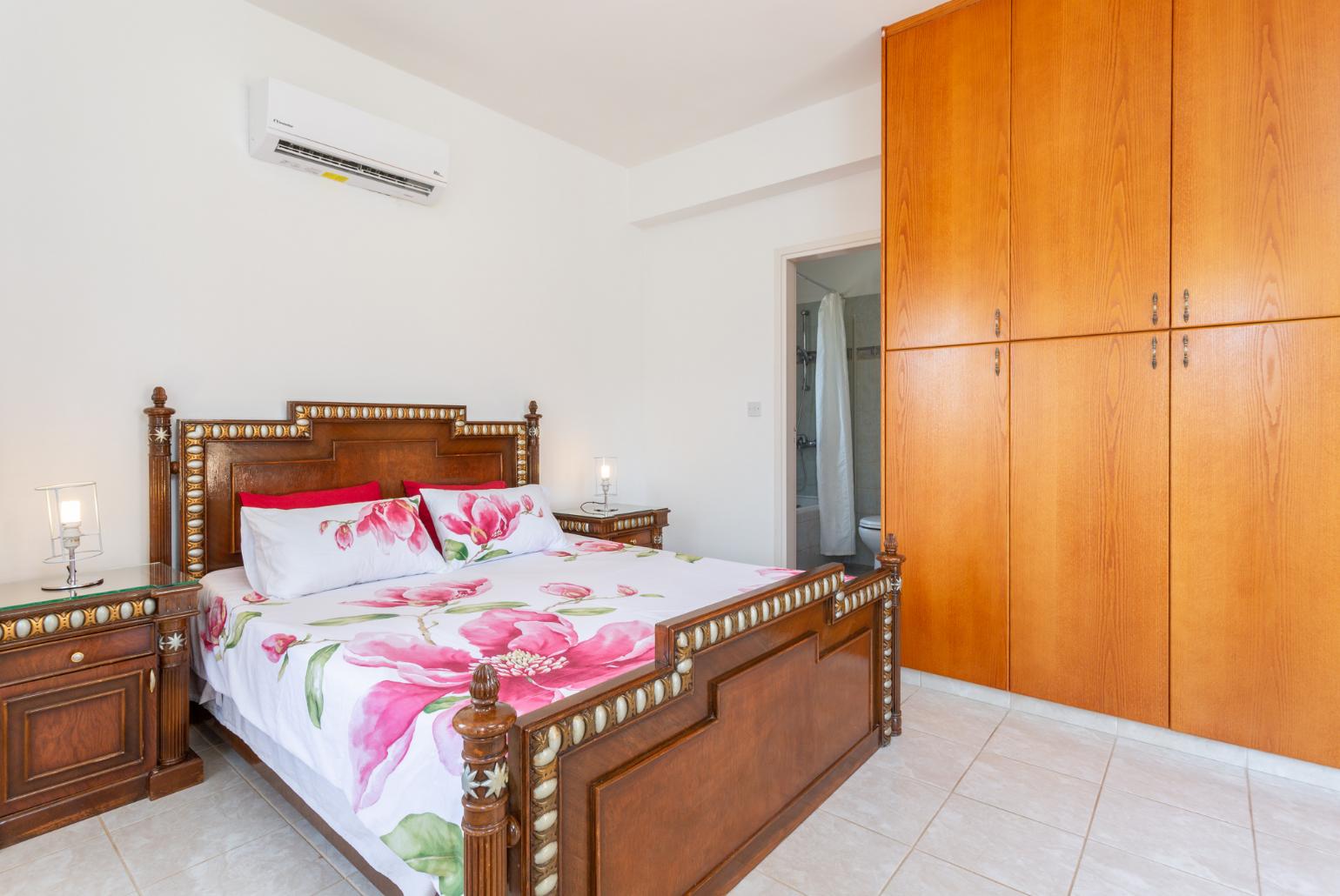 Double bedroom with en suite bathroom, A/C, and upper terrace access