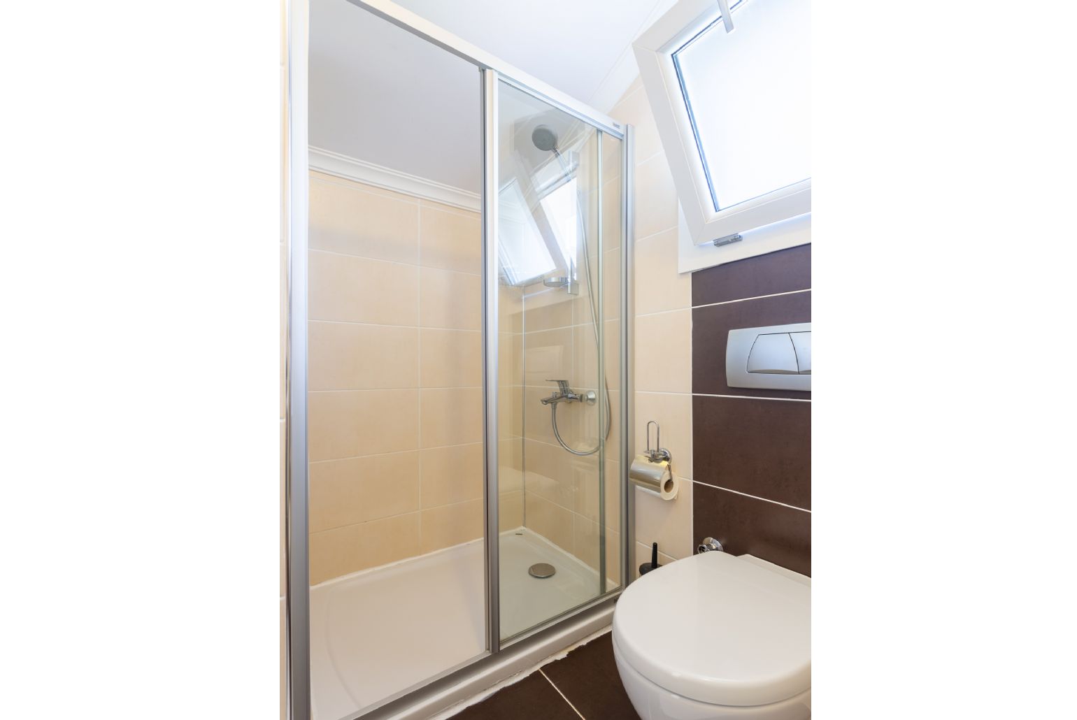 En suite bathroom with shower