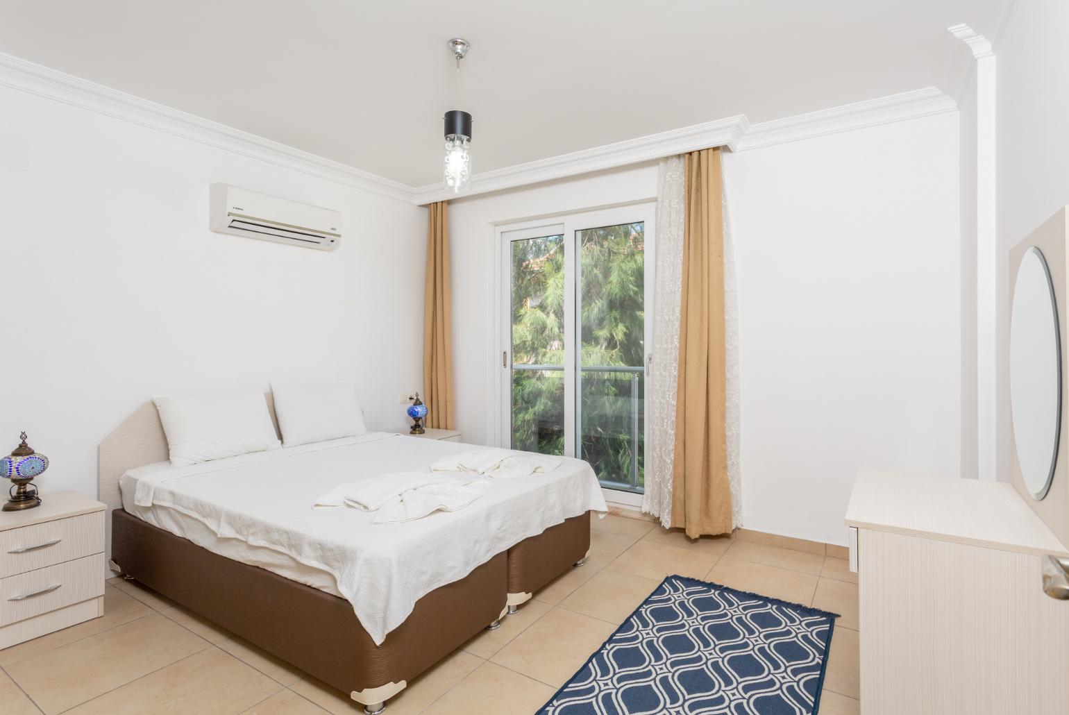 Double bedroom with en suite bathroom and A/C