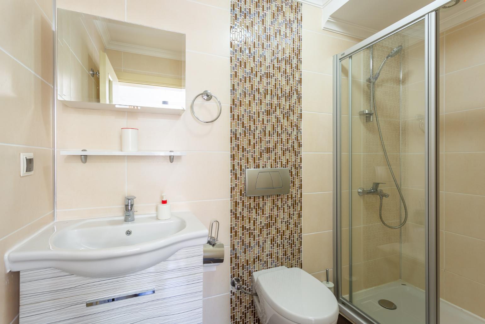 En suite bathroom with shower