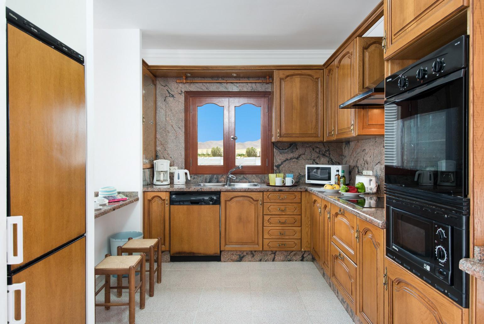 Equipped kitchen with breakfast bar