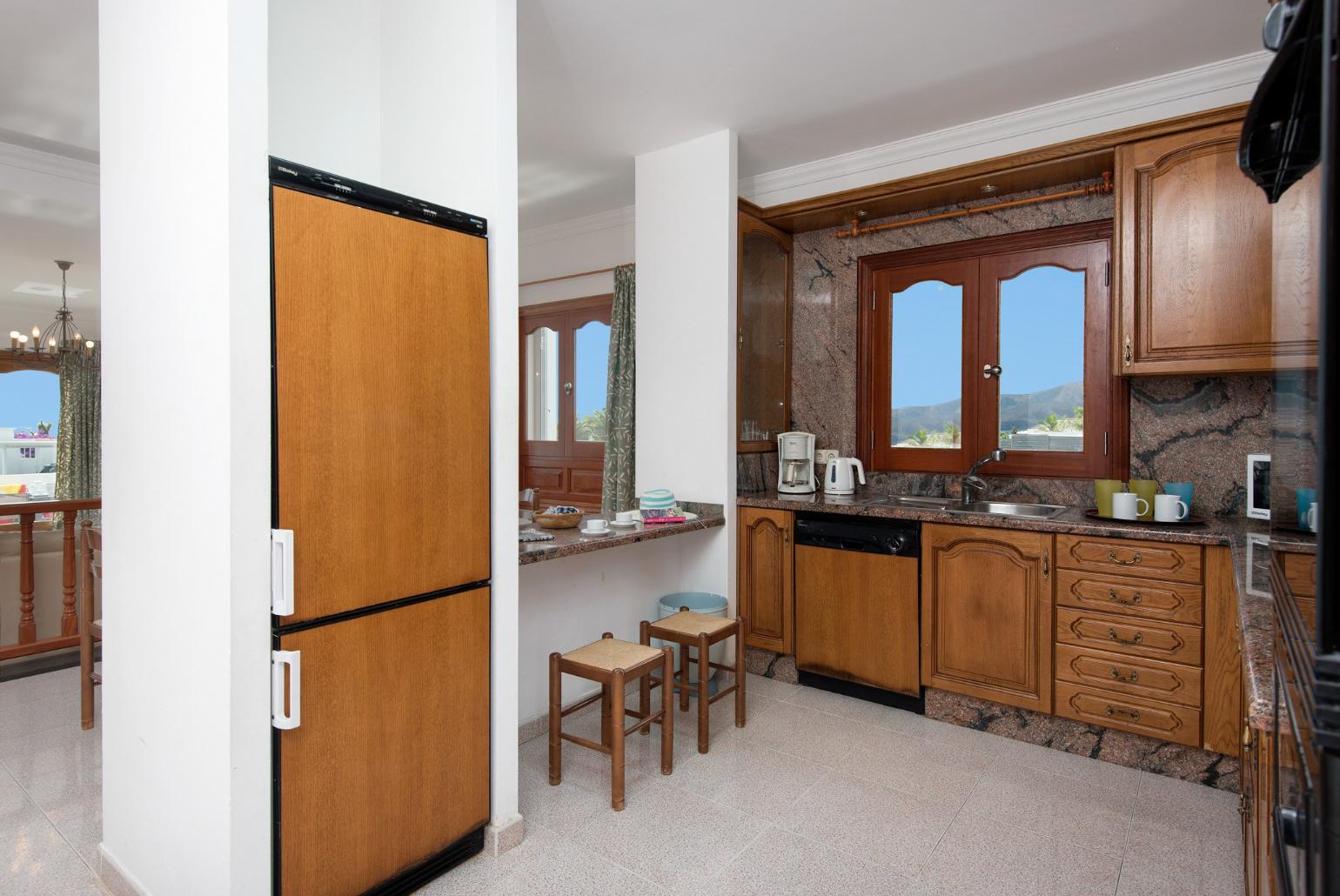 Equipped kitchen with breakfast bar