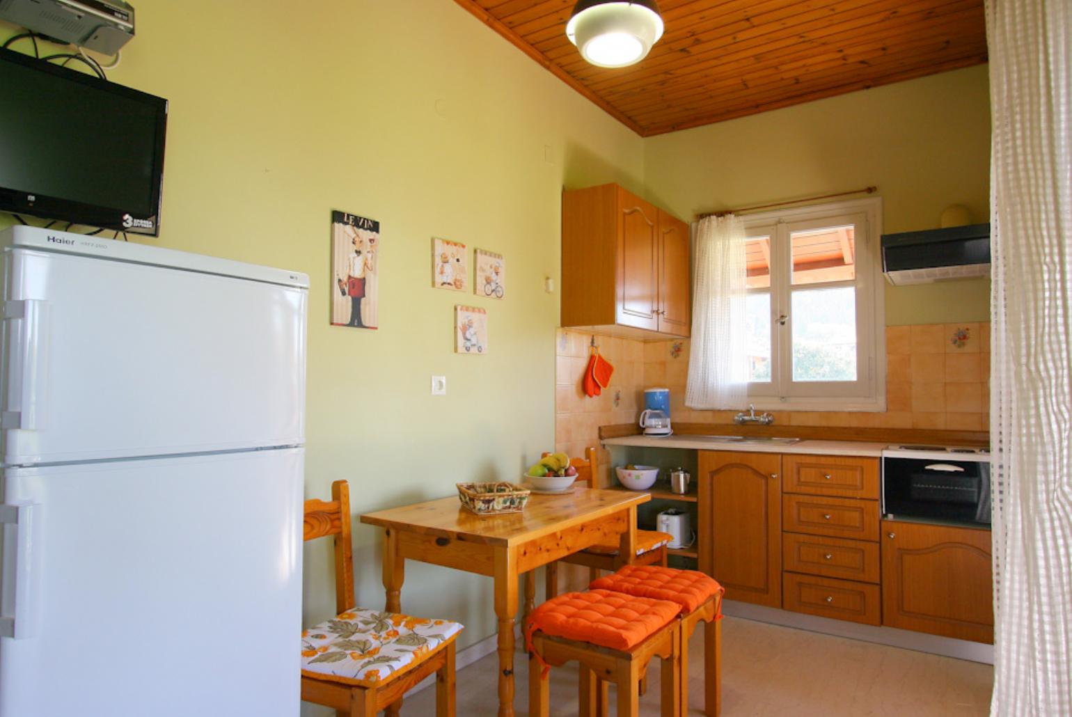 Equipped kitchen with dining area