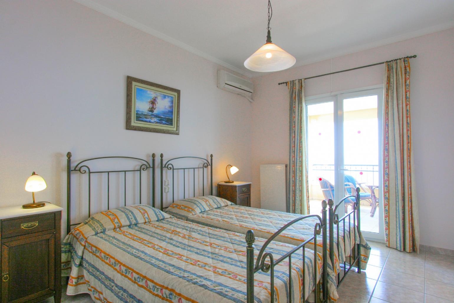 Twin bedroom with A/C with balcony access